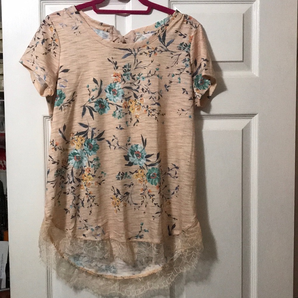 Peachy lace trim floral shirt. NWT, size Med.